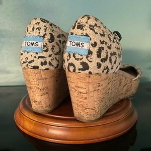 Toms Cheetah Wedge Platform Sandals sz 6.5 cork sole